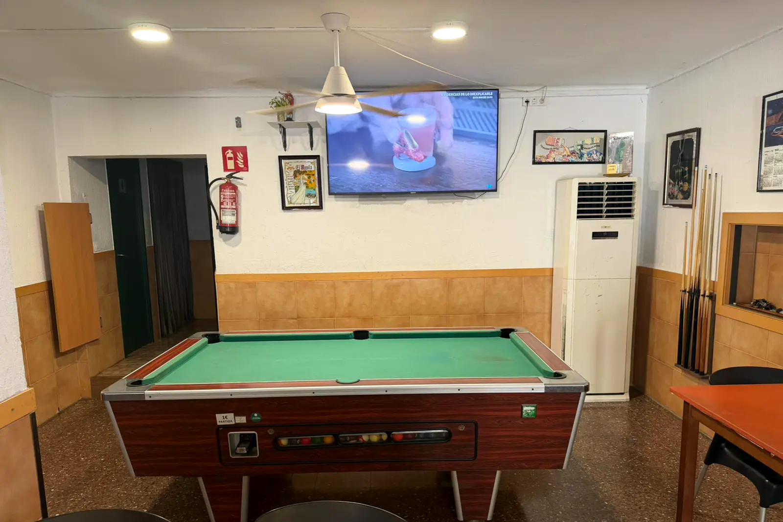 La sala del billar, con tele grande
