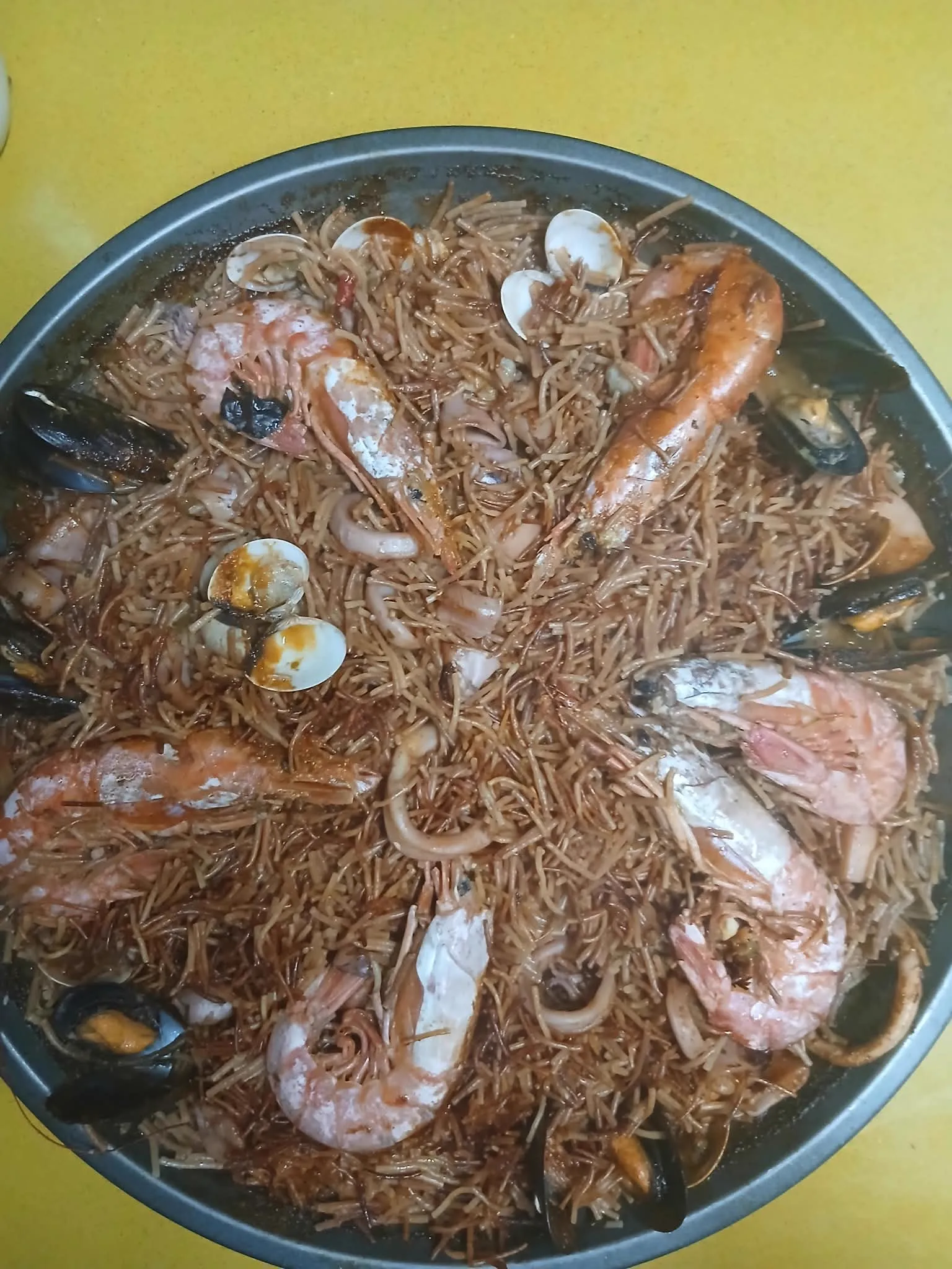 Fideuá marinera de El Rocío con gambas, mejillones y almejas