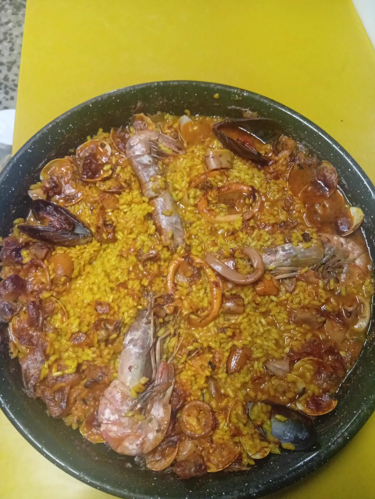 Paella marinera de El Rocío con gambas, mejillones y almejas