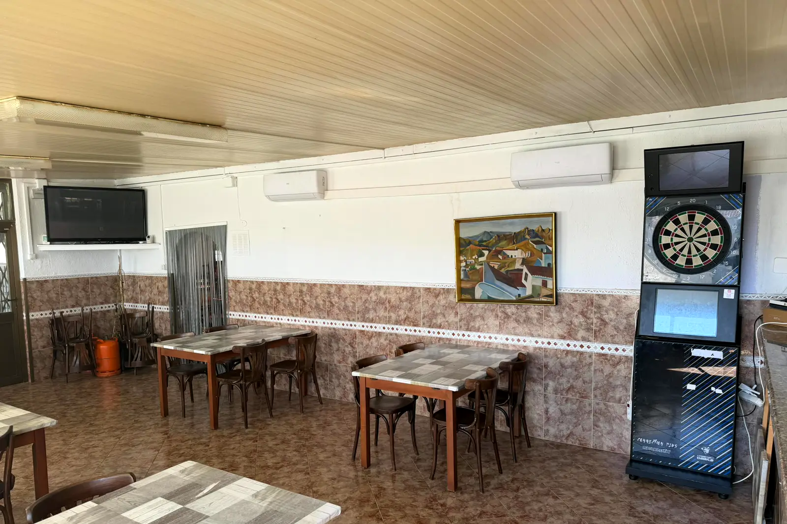 El salón con la diana de dardos